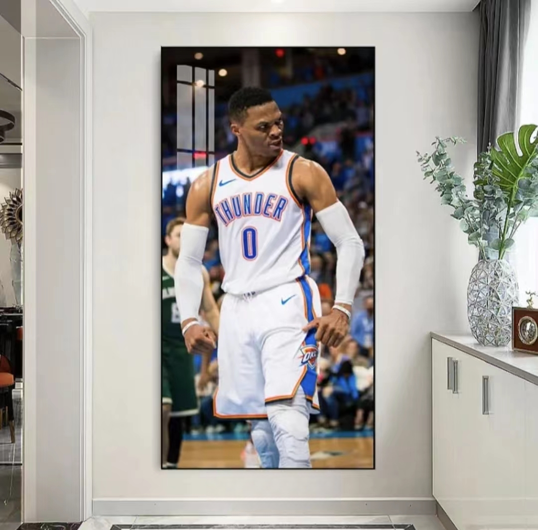 Russell Westbrook regarde la mort en fixant l'art mural décoratif en porcelaine.